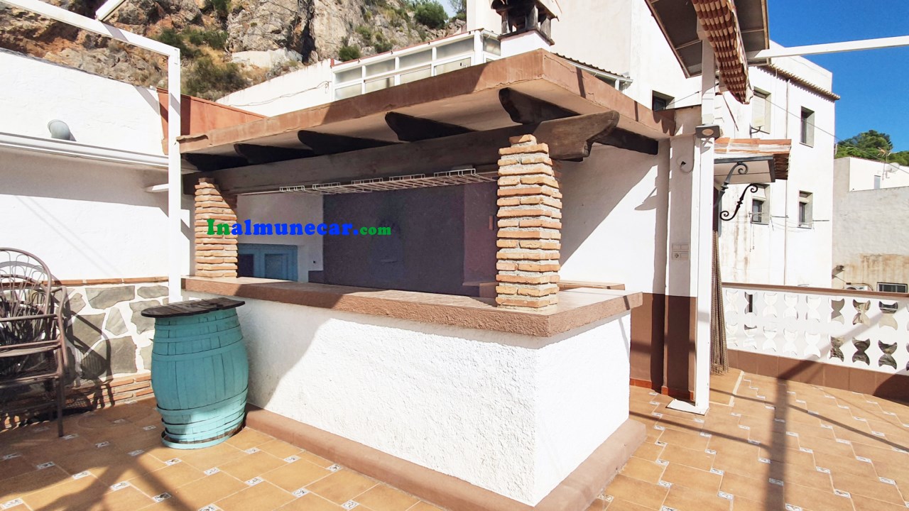 Se vende restaurante en Otivar  junto con una amplia vivienda .
