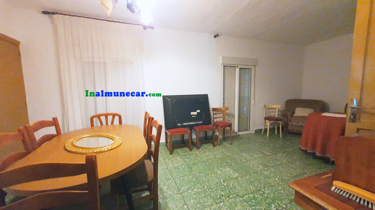 Se vende restaurante en Otivar  junto con una amplia vivienda .