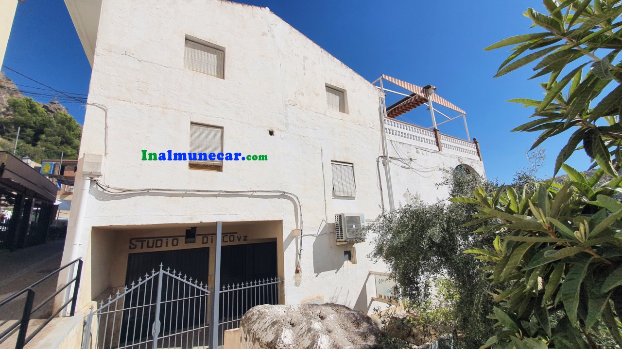 Se vende restaurante en Otivar  junto con una amplia vivienda .