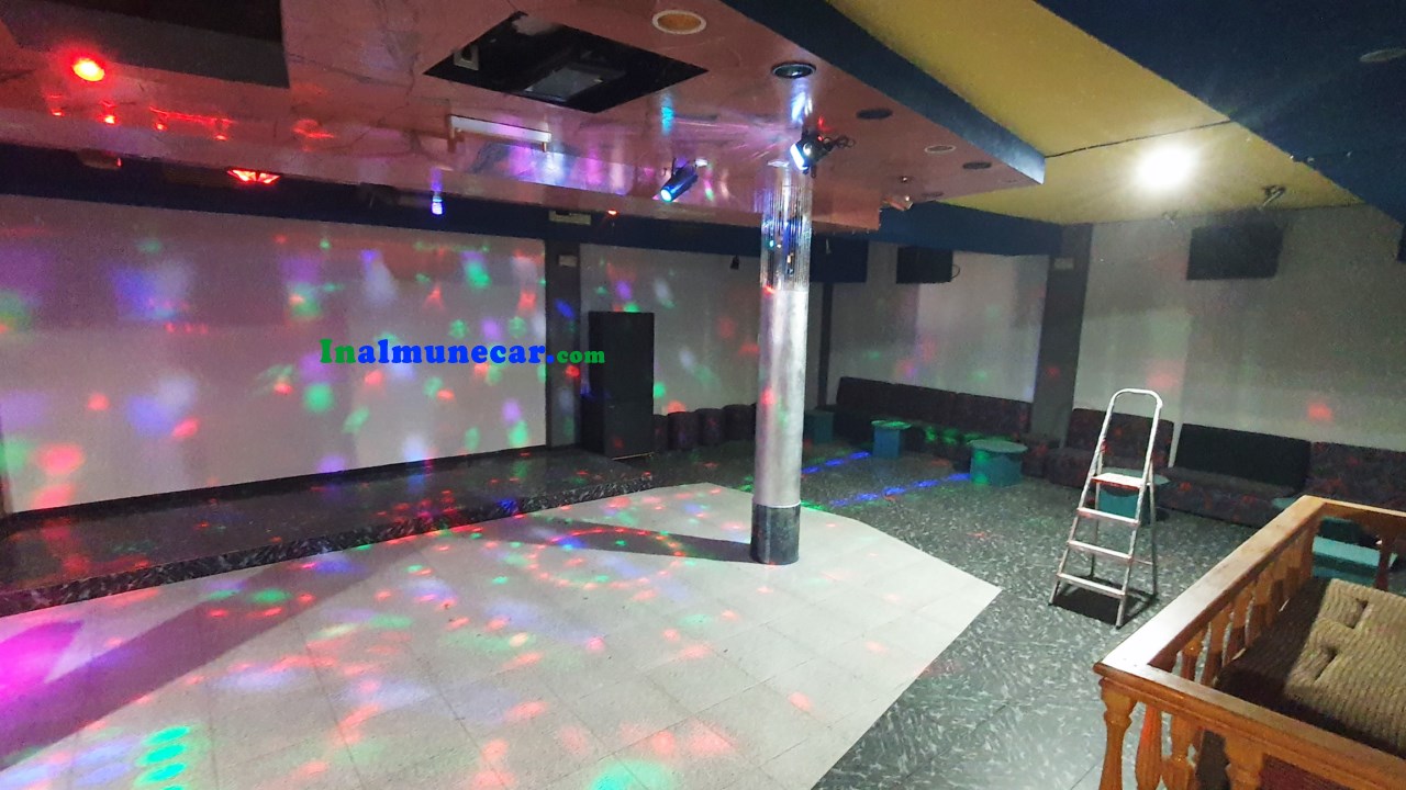 Se vende restaurante en Otivar  junto con una amplia vivienda .