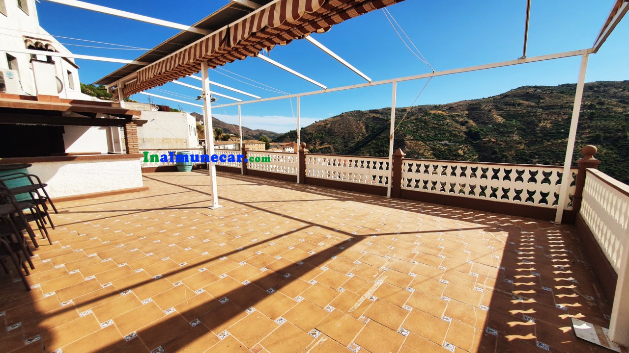 Se vende restaurante en Otivar  junto con una amplia vivienda .