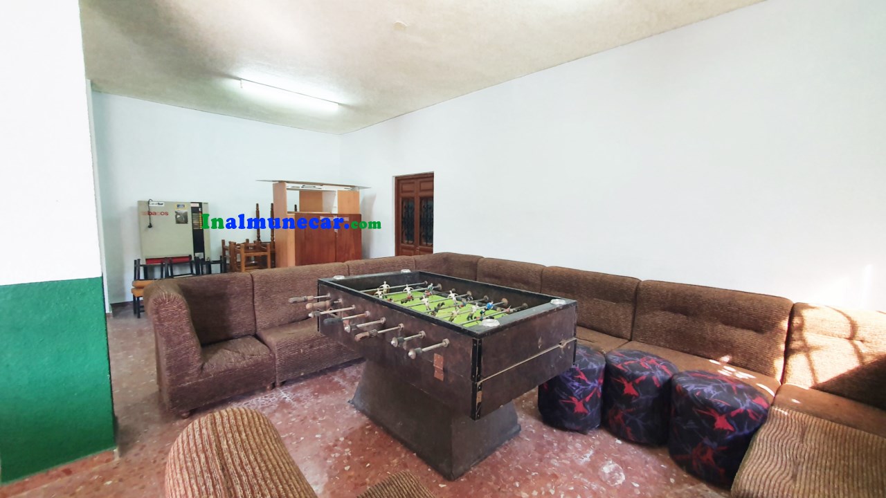 Se vende restaurante en Otivar  junto con una amplia vivienda .