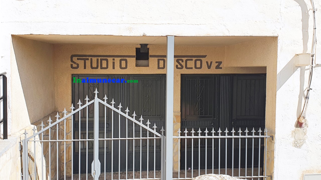 Se vende restaurante en Otivar  junto con una amplia vivienda .