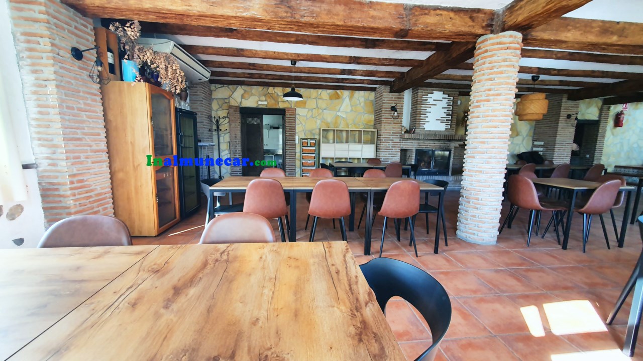 Se vende restaurante en Otivar  junto con una amplia vivienda .