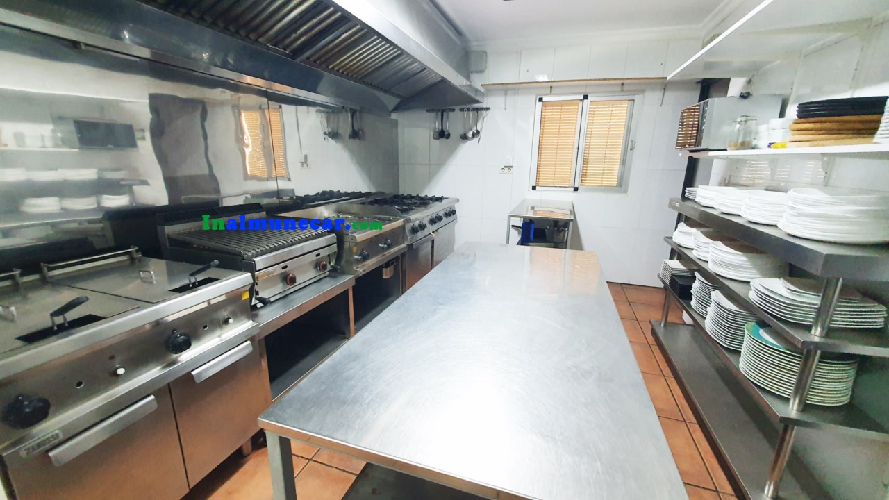 Se vende restaurante en Otivar  junto con una amplia vivienda .