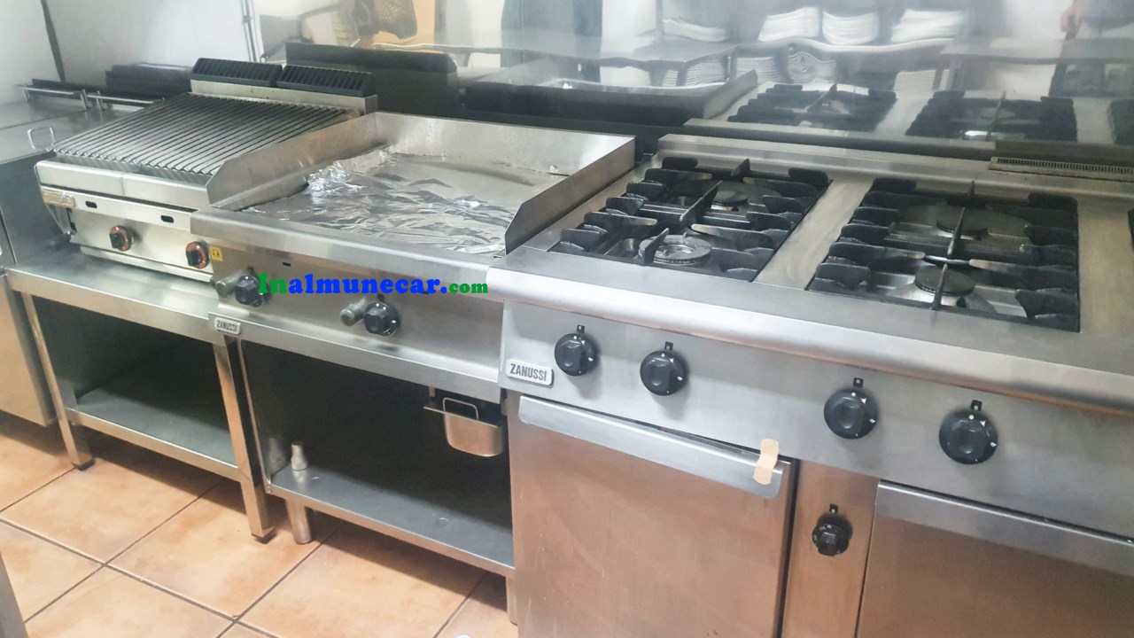 Se vende restaurante en Otivar  junto con una amplia vivienda .