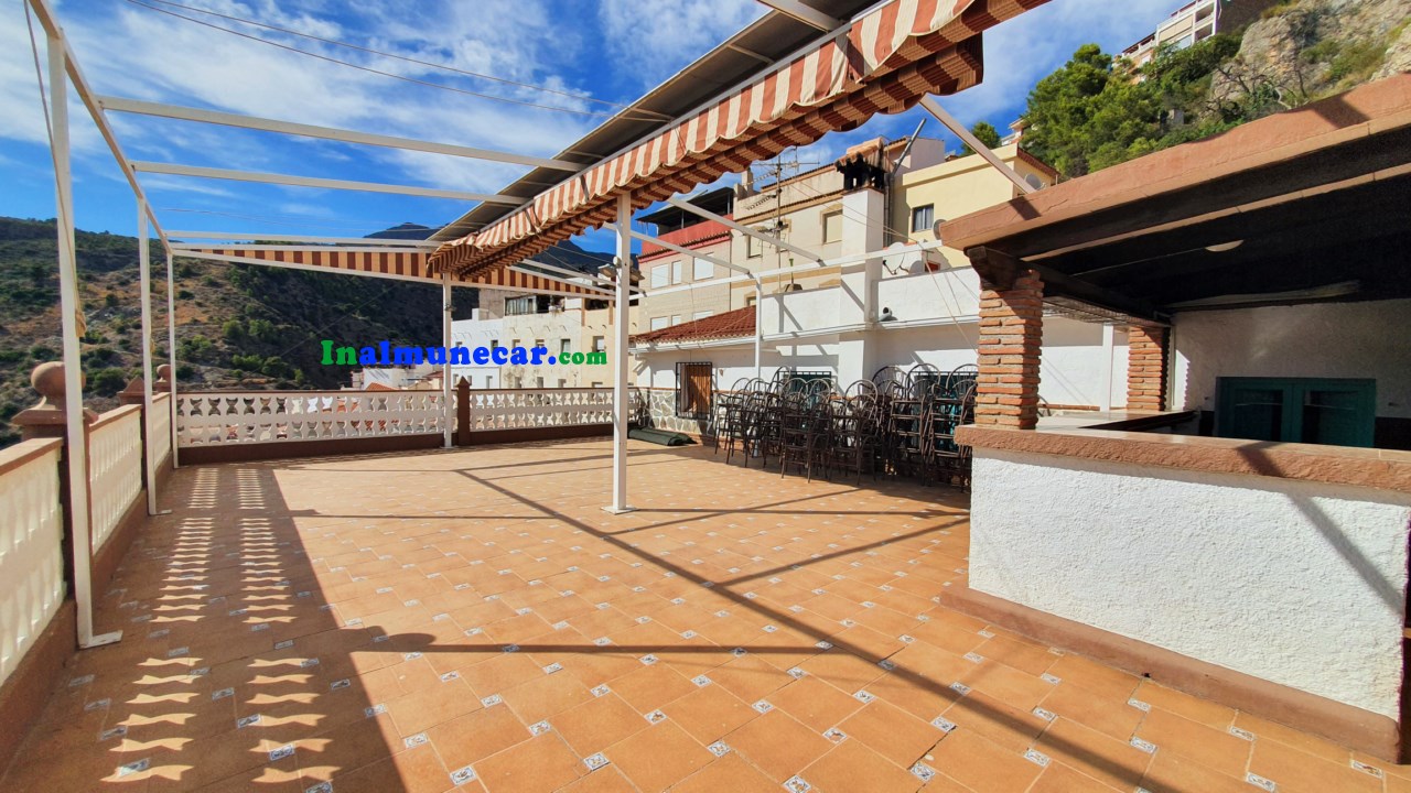 Se vende restaurante en Otivar  junto con una amplia vivienda .