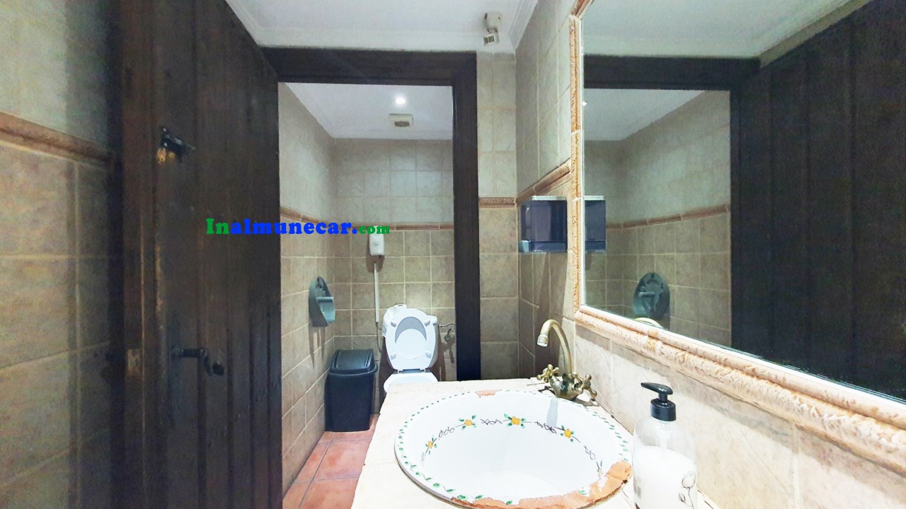 Se vende restaurante en Otivar  junto con una amplia vivienda .