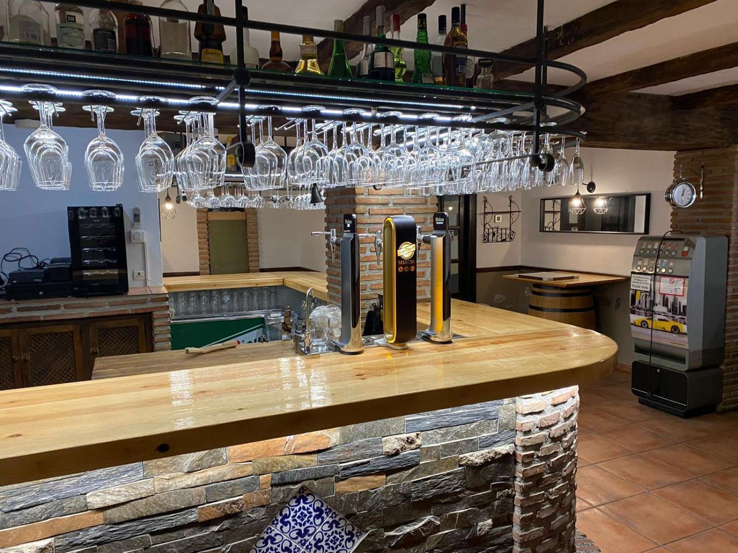Se vende restaurante en Otivar  junto con una amplia vivienda .