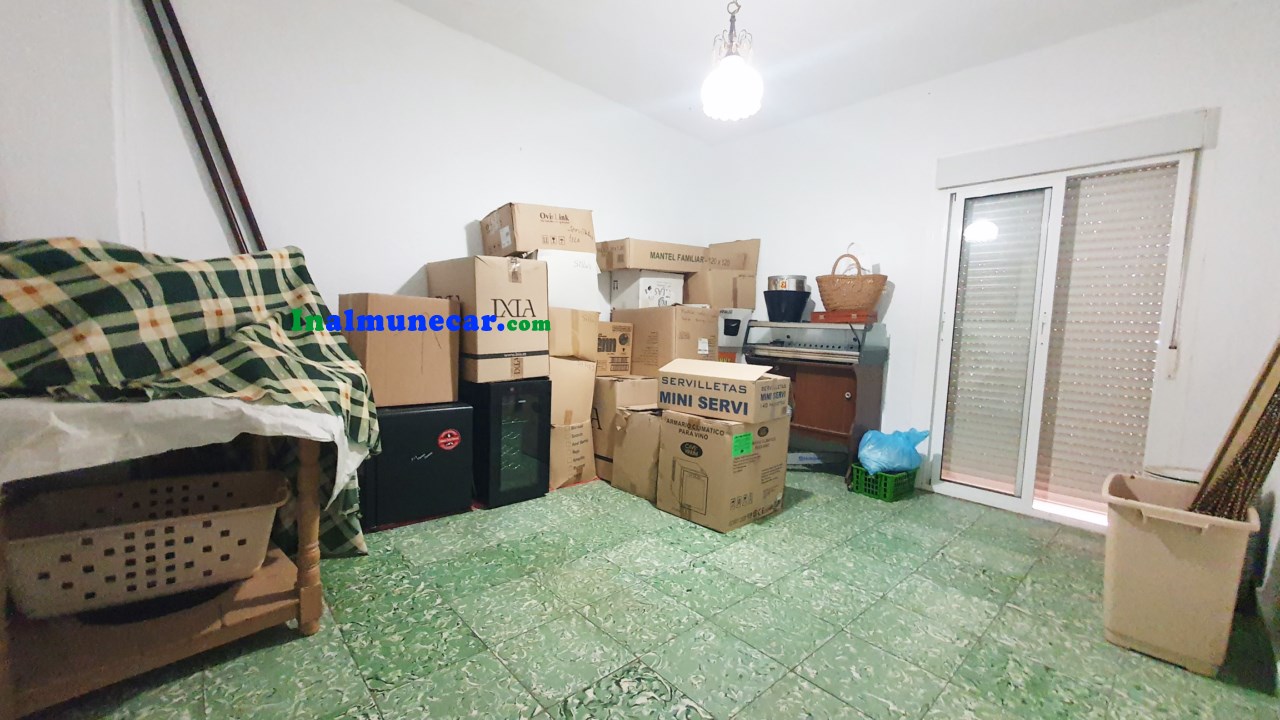 Se vende restaurante en Otivar  junto con una amplia vivienda .
