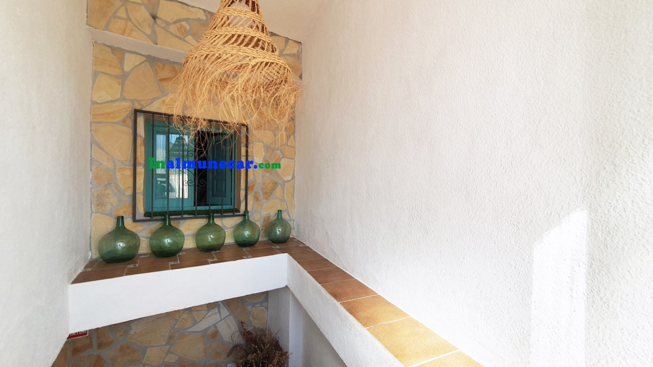 Se vende restaurante en Otivar  junto con una amplia vivienda .