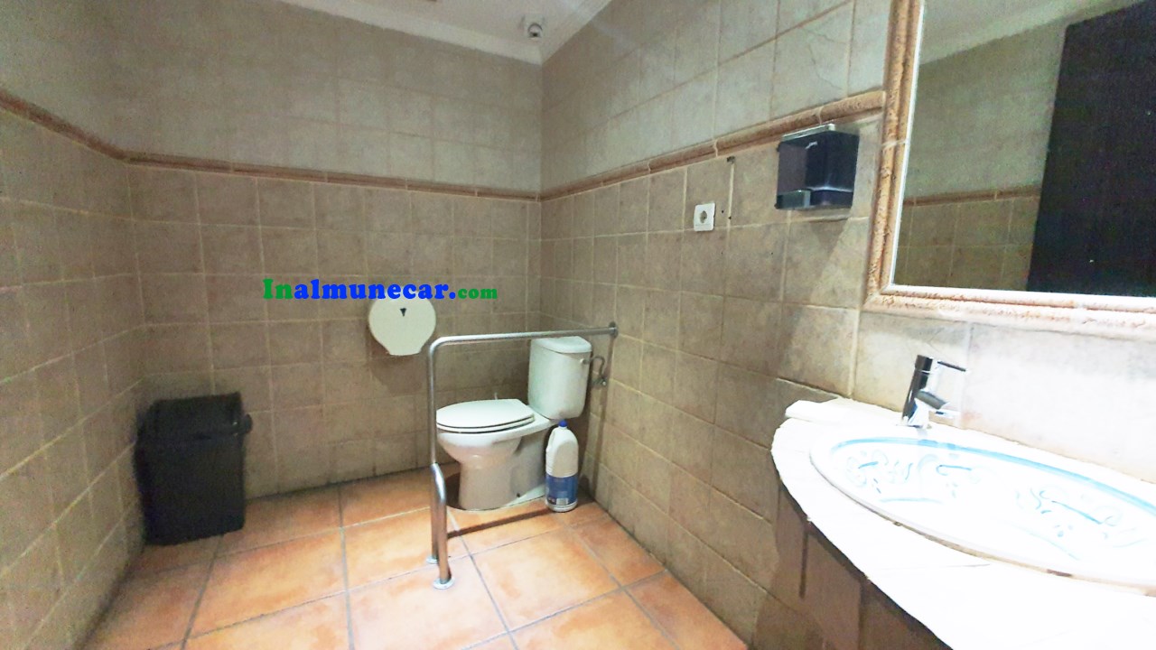 Se vende restaurante en Otivar  junto con una amplia vivienda .