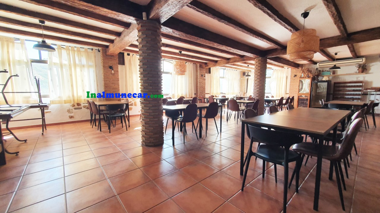 Se vende restaurante en Otivar  junto con una amplia vivienda .