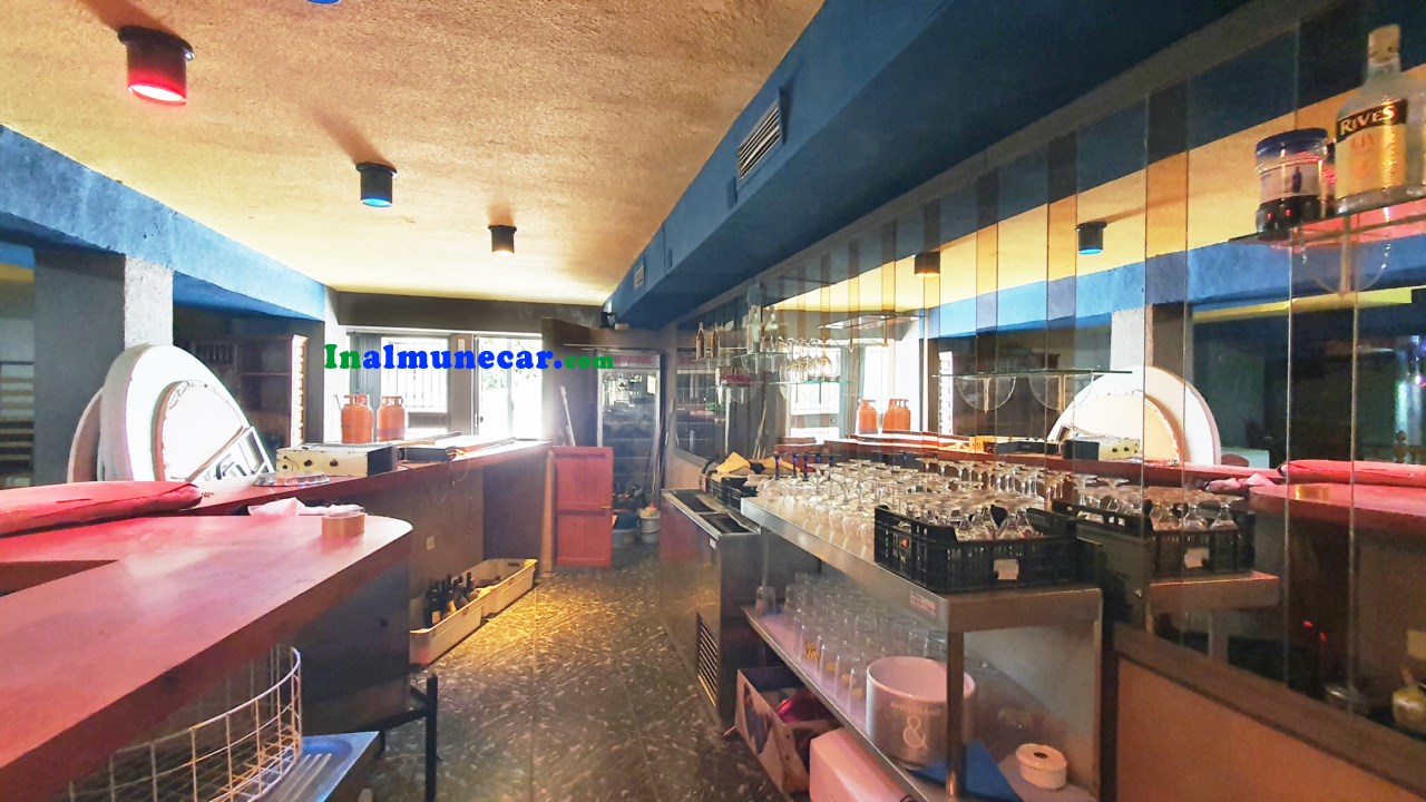 Se vende restaurante en Otivar  junto con una amplia vivienda .