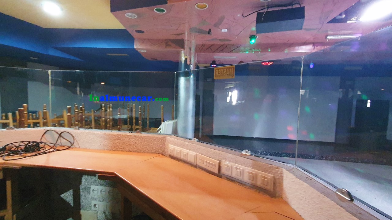Se vende restaurante en Otivar  junto con una amplia vivienda .