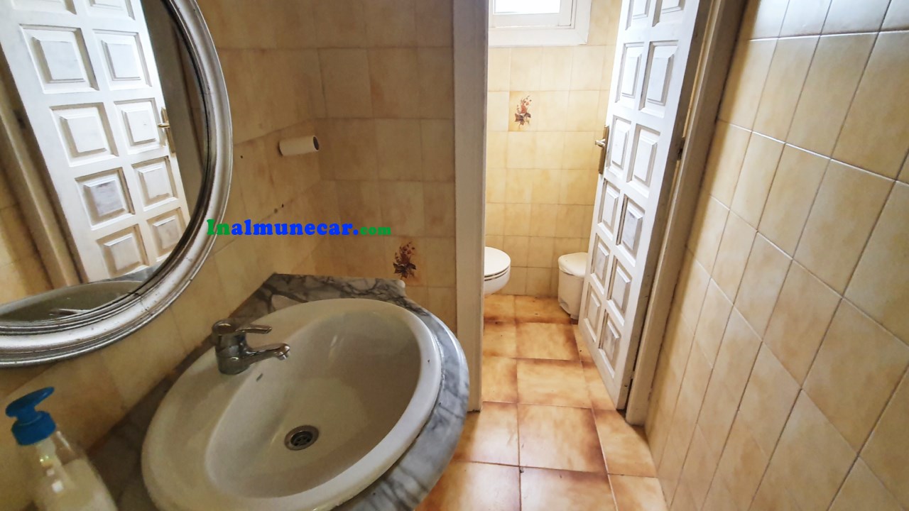 Se vende restaurante en Otivar  junto con una amplia vivienda .