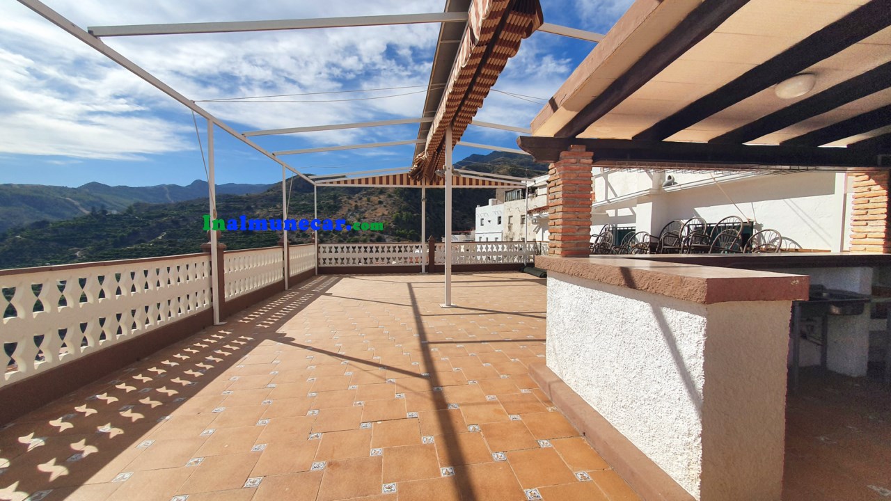 Se vende restaurante en Otivar  junto con una amplia vivienda .