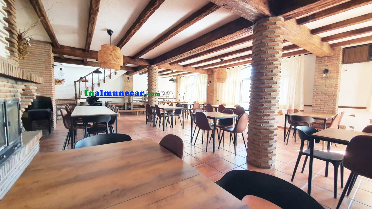 Se vende restaurante en Otivar  junto con una amplia vivienda .