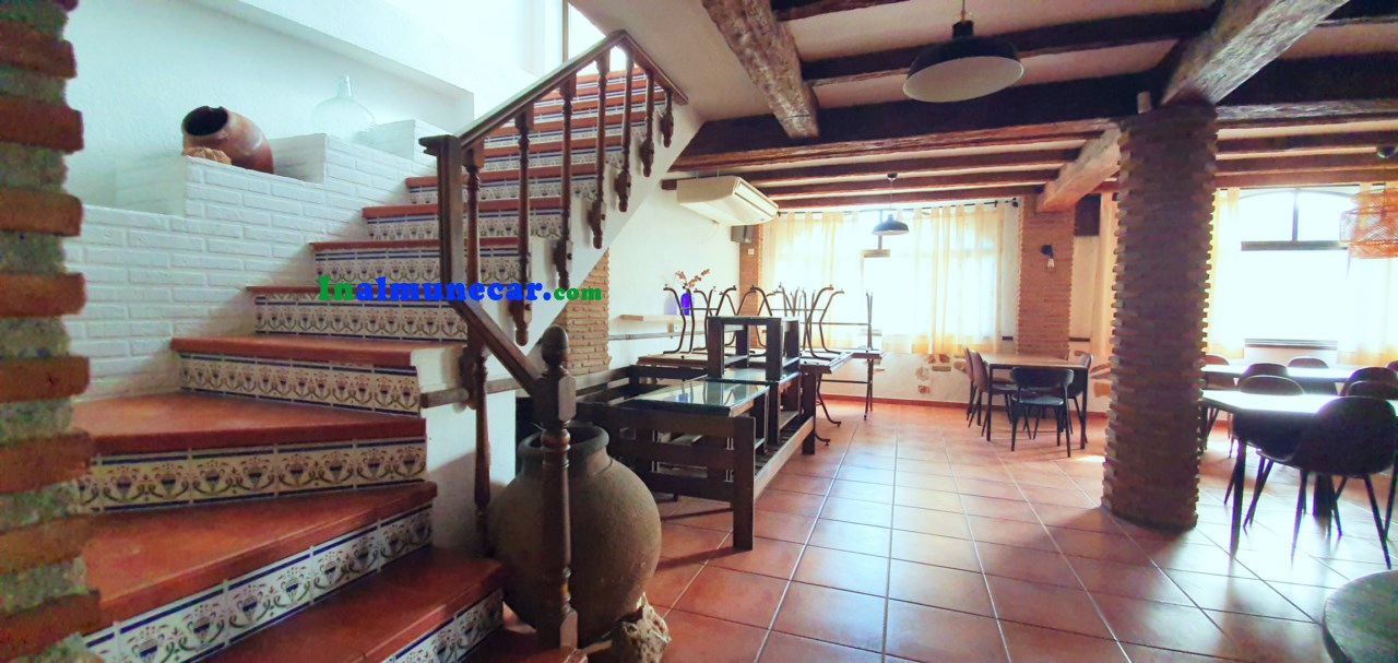 Se vende restaurante en Otivar  junto con una amplia vivienda .