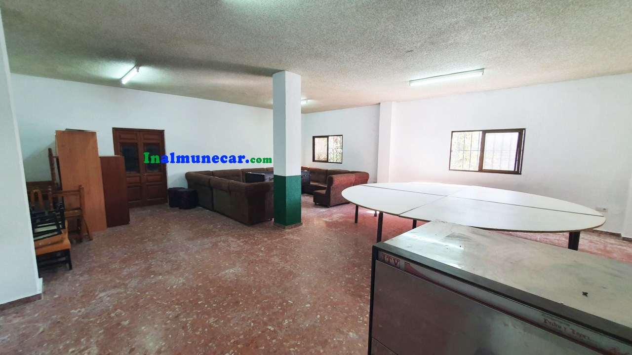 Se vende restaurante en Otivar  junto con una amplia vivienda .