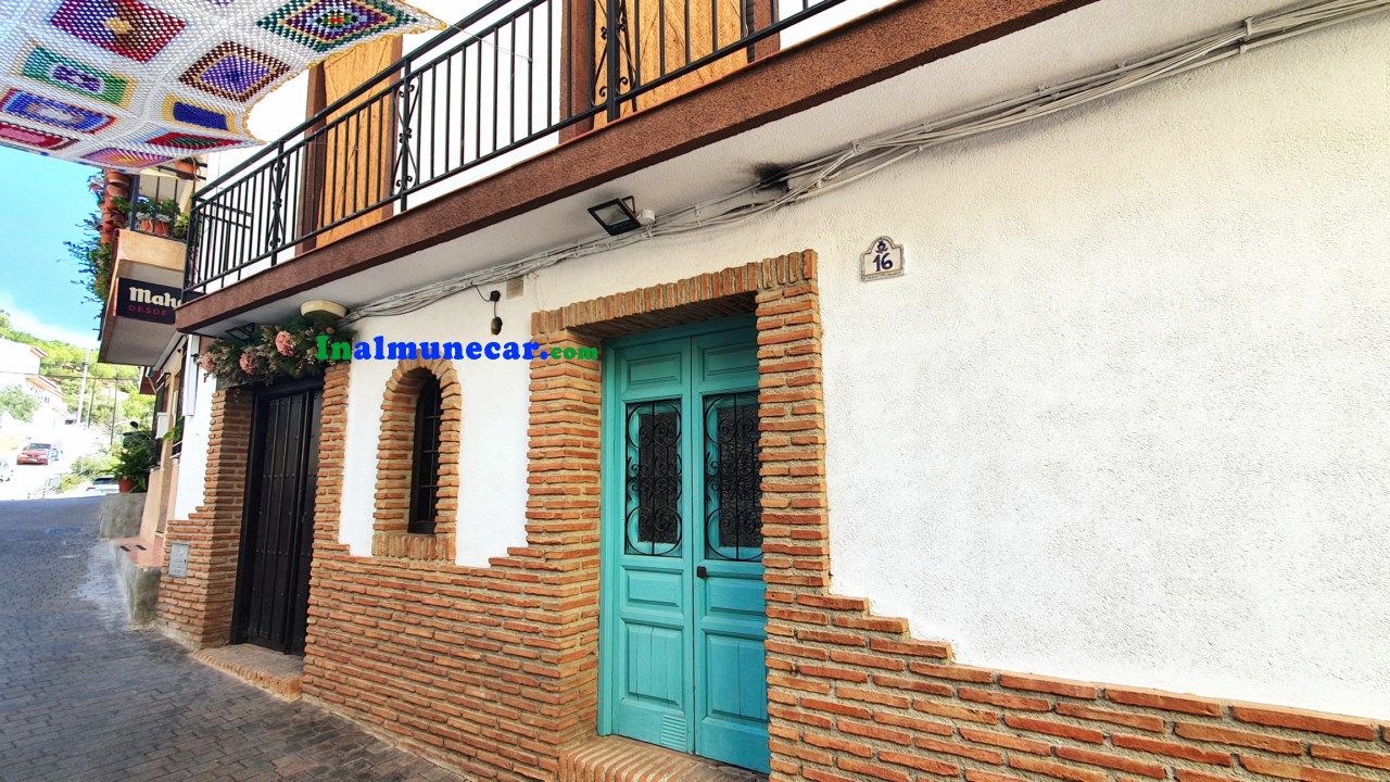 Se vende restaurante en Otivar  junto con una amplia vivienda .