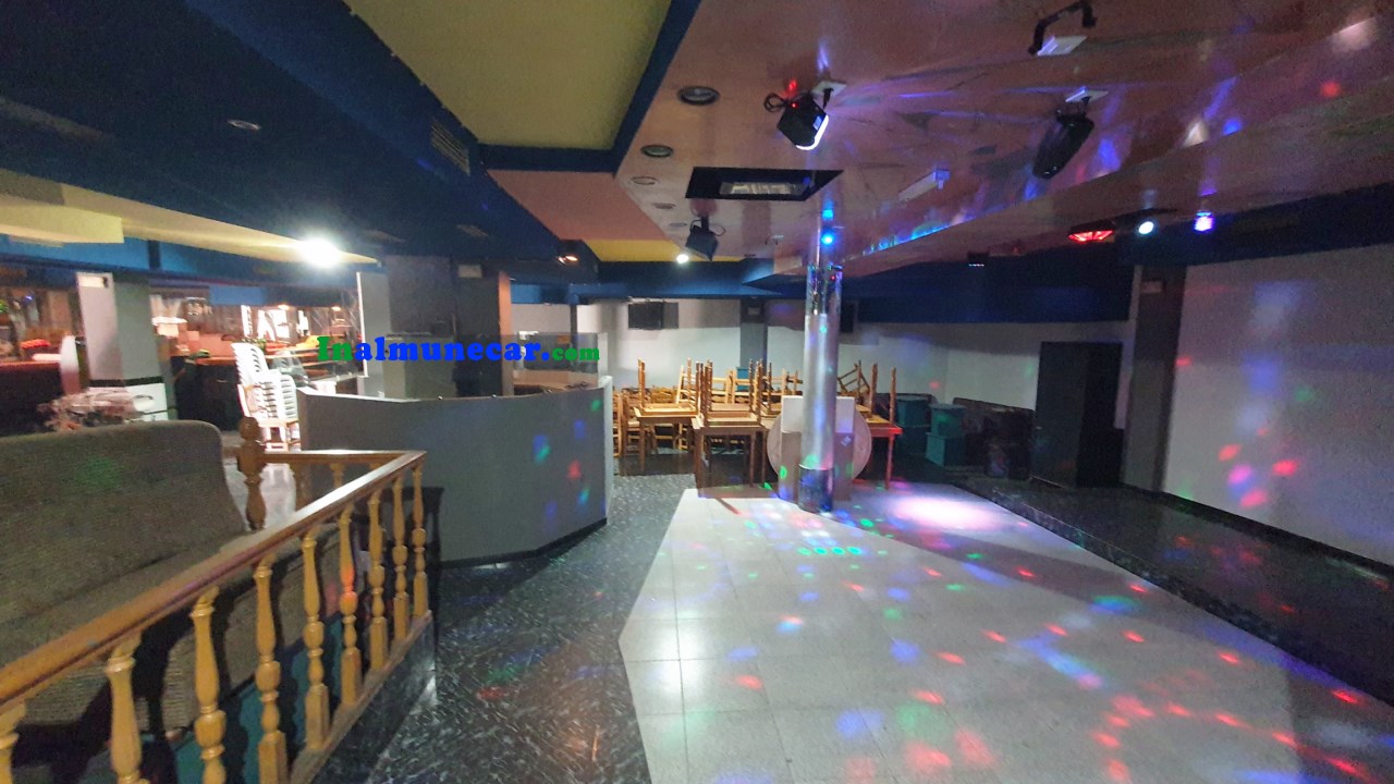 Se vende restaurante en Otivar  junto con una amplia vivienda .