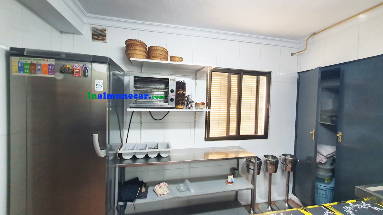 Se vende restaurante en Otivar  junto con una amplia vivienda .