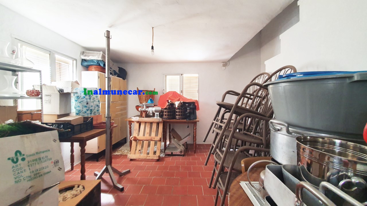 Se vende restaurante en Otivar  junto con una amplia vivienda .