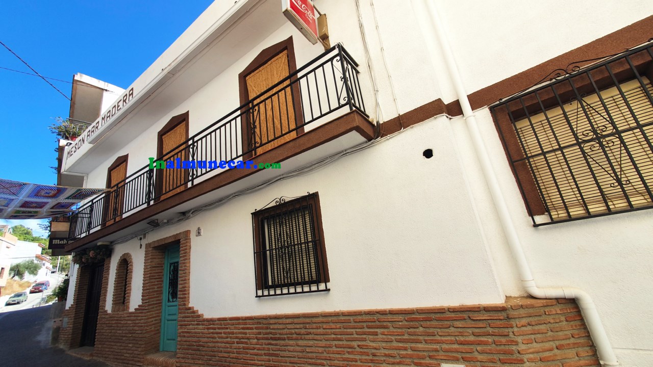 Se vende restaurante en Otivar  junto con una amplia vivienda .