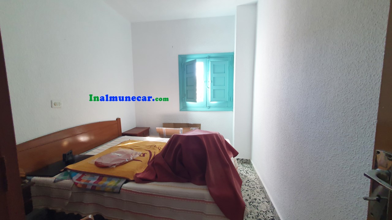 Se vende restaurante en Otivar  junto con una amplia vivienda .