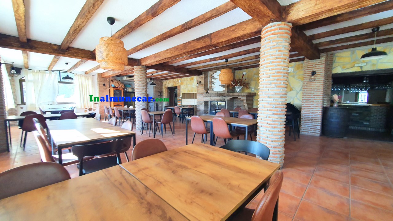Se vende restaurante en Otivar  junto con una amplia vivienda .