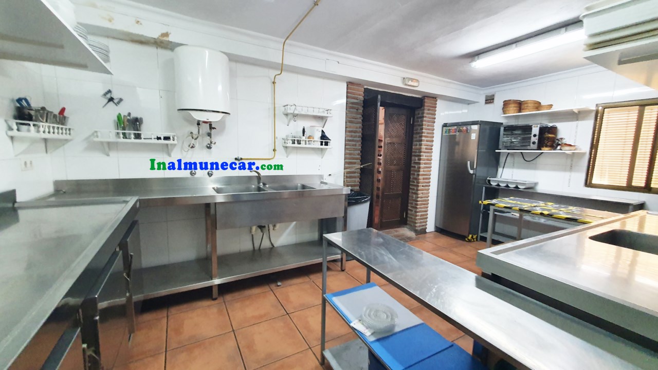 Se vende restaurante en Otivar  junto con una amplia vivienda .