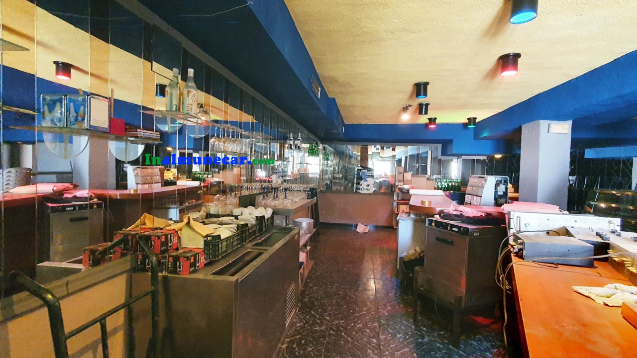Se vende restaurante en Otivar  junto con una amplia vivienda .