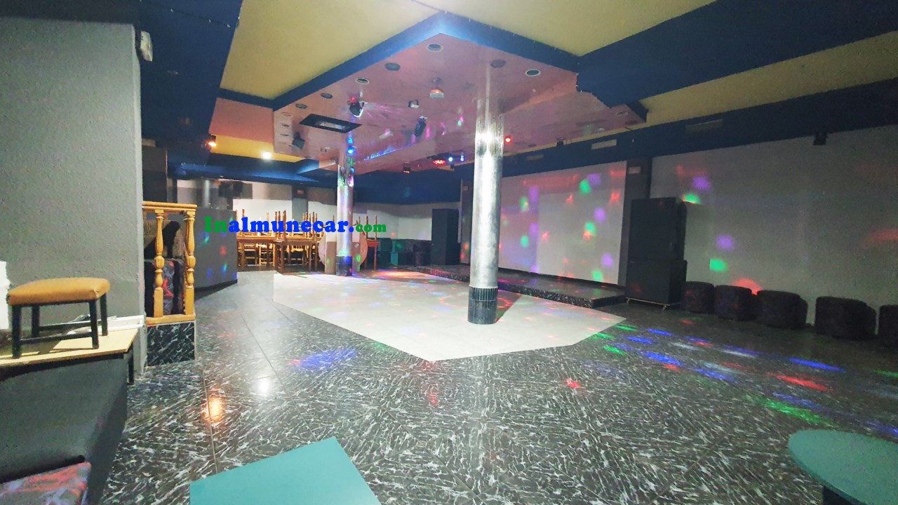 Se vende restaurante en Otivar  junto con una amplia vivienda .