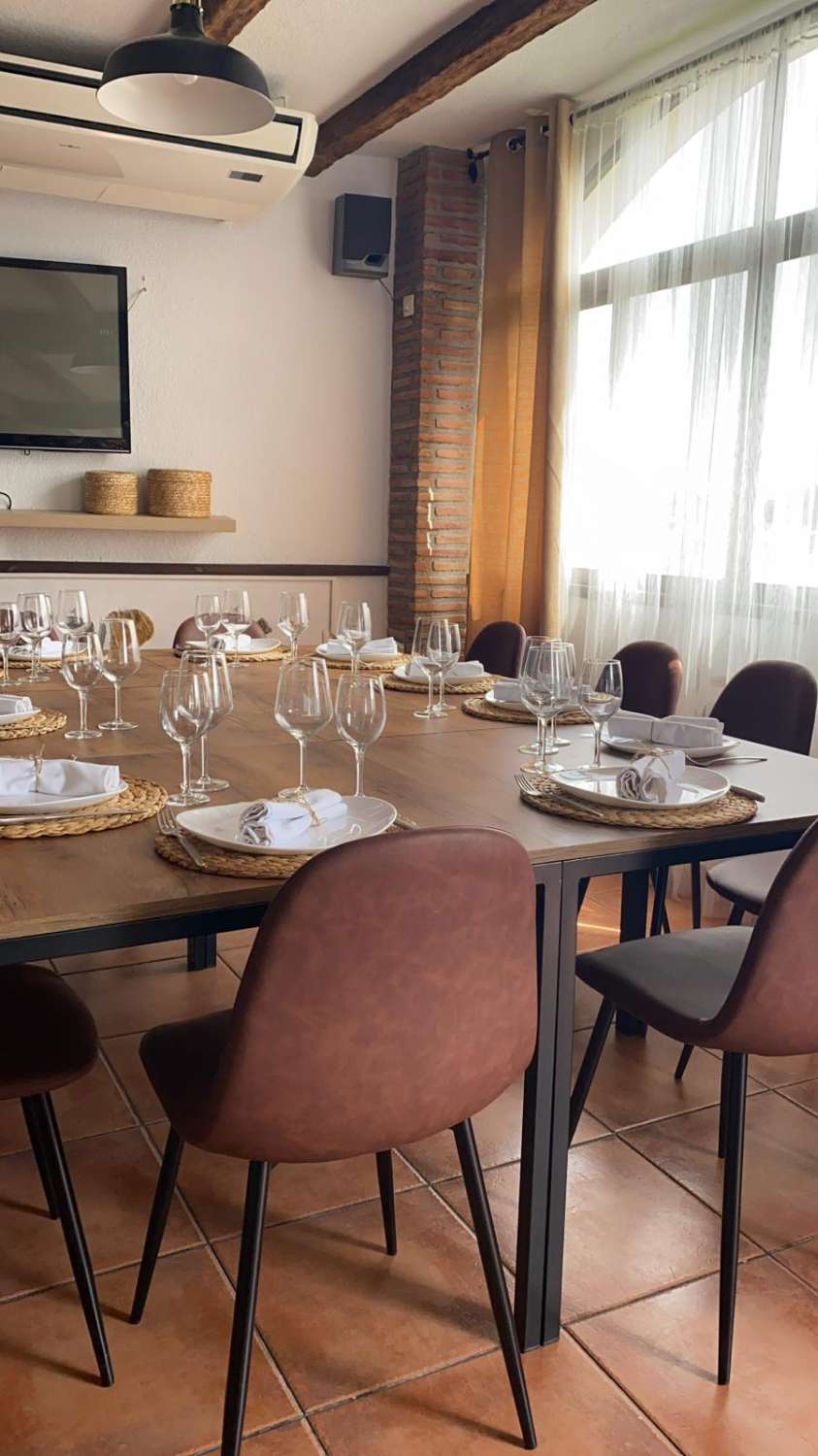 Se vende restaurante en Otivar  junto con una amplia vivienda .