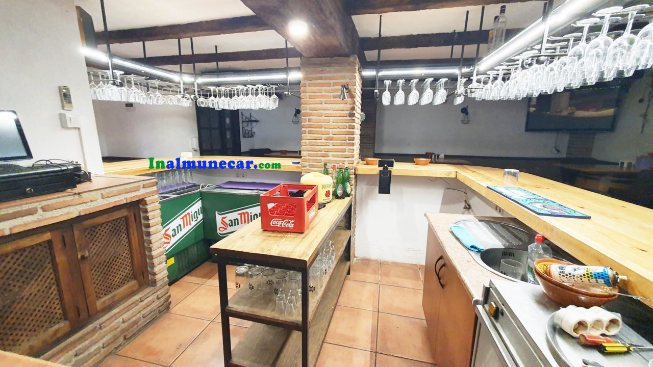 Se vende restaurante en Otivar  junto con una amplia vivienda .