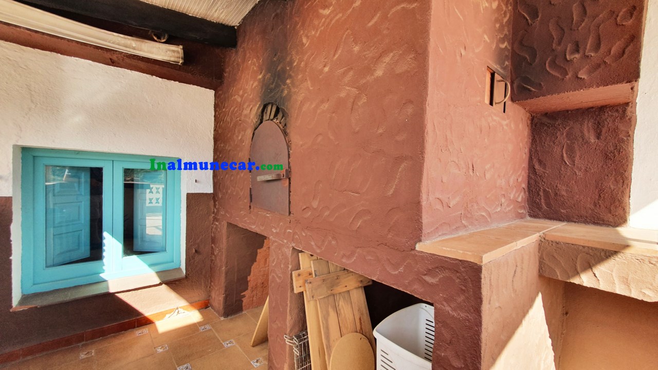 Se vende restaurante en Otivar  junto con una amplia vivienda .