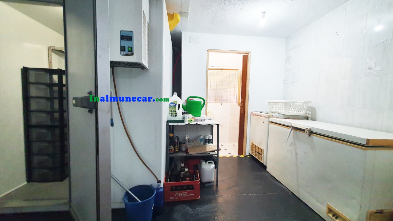 Se vende restaurante en Otivar  junto con una amplia vivienda .
