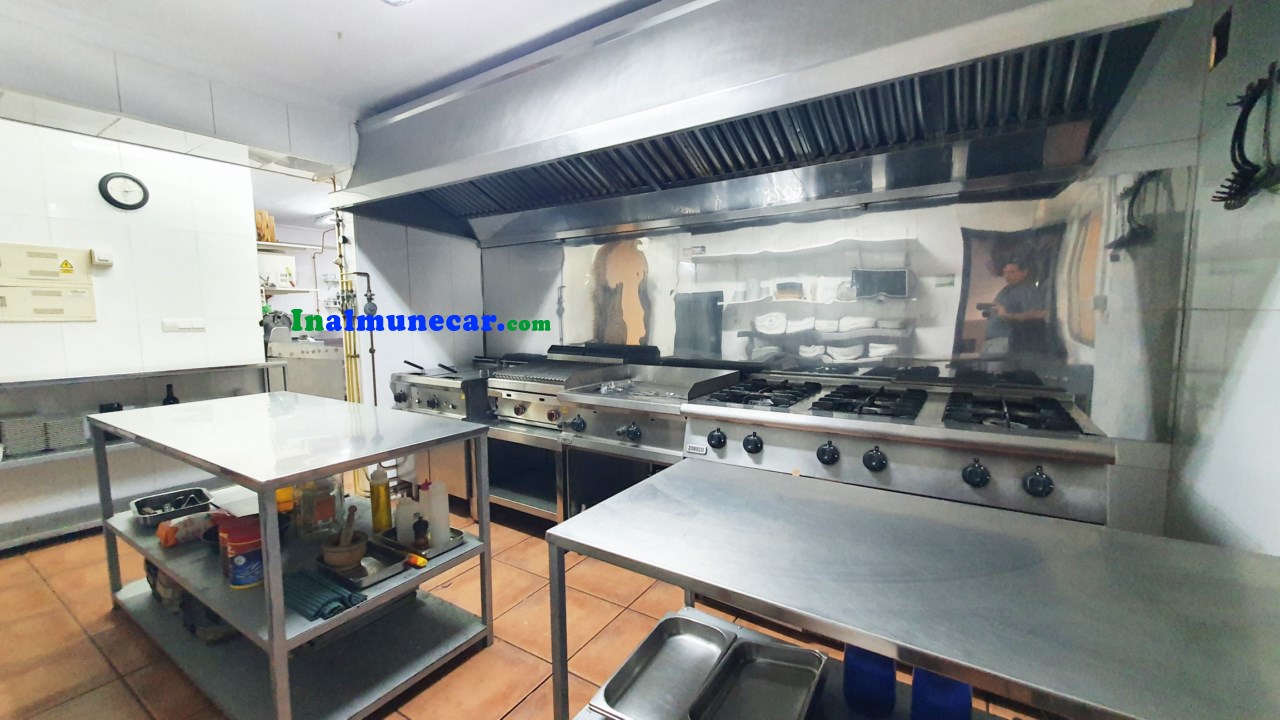 Se vende restaurante en Otivar  junto con una amplia vivienda .