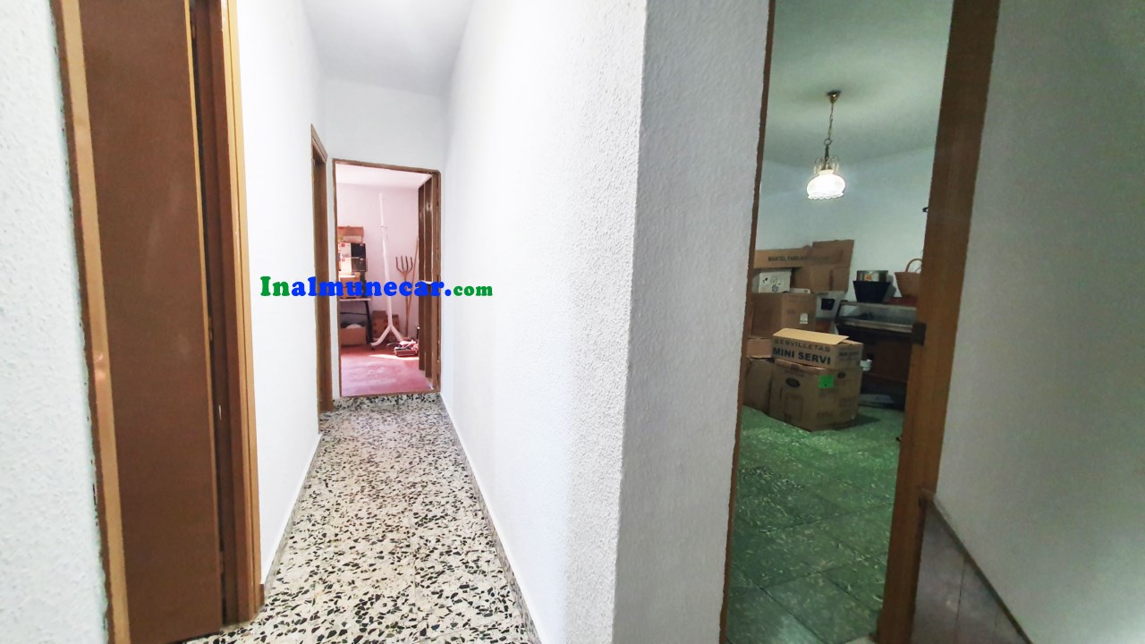 Se vende restaurante en Otivar  junto con una amplia vivienda .
