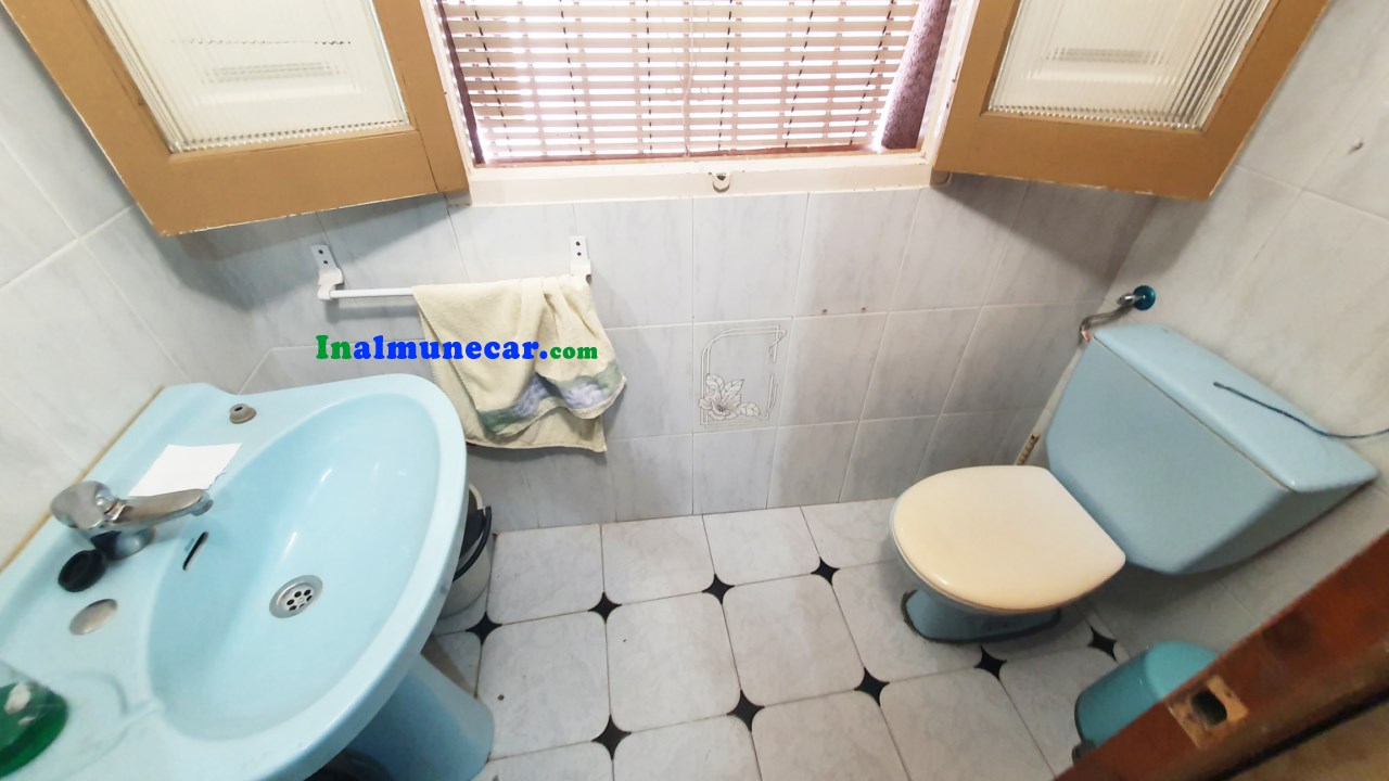 Se vende restaurante en Otivar  junto con una amplia vivienda .