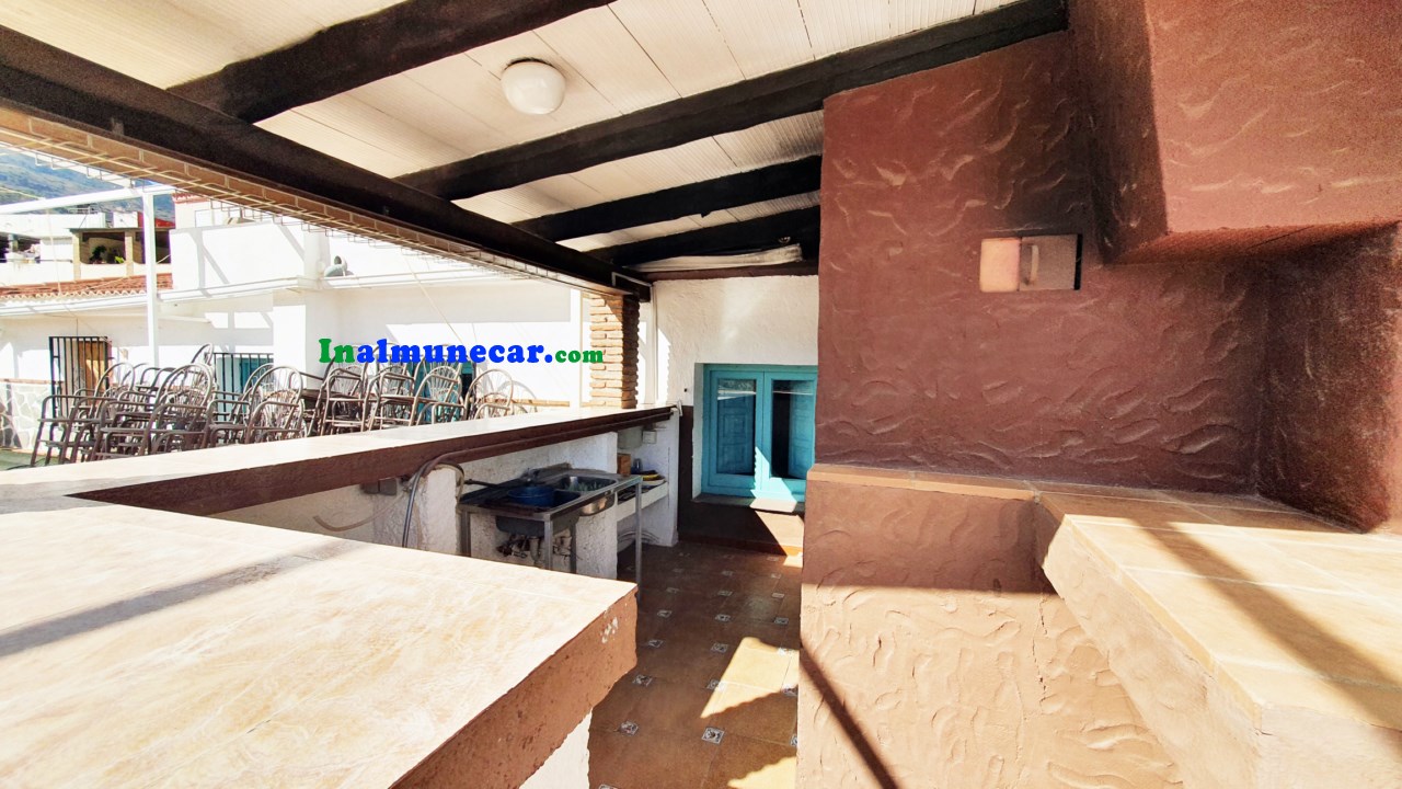 Se vende restaurante en Otivar  junto con una amplia vivienda .