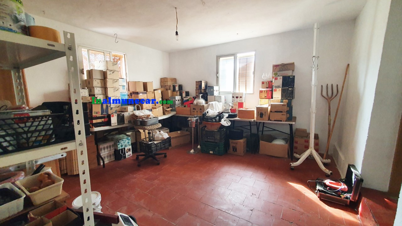 Se vende restaurante en Otivar  junto con una amplia vivienda .
