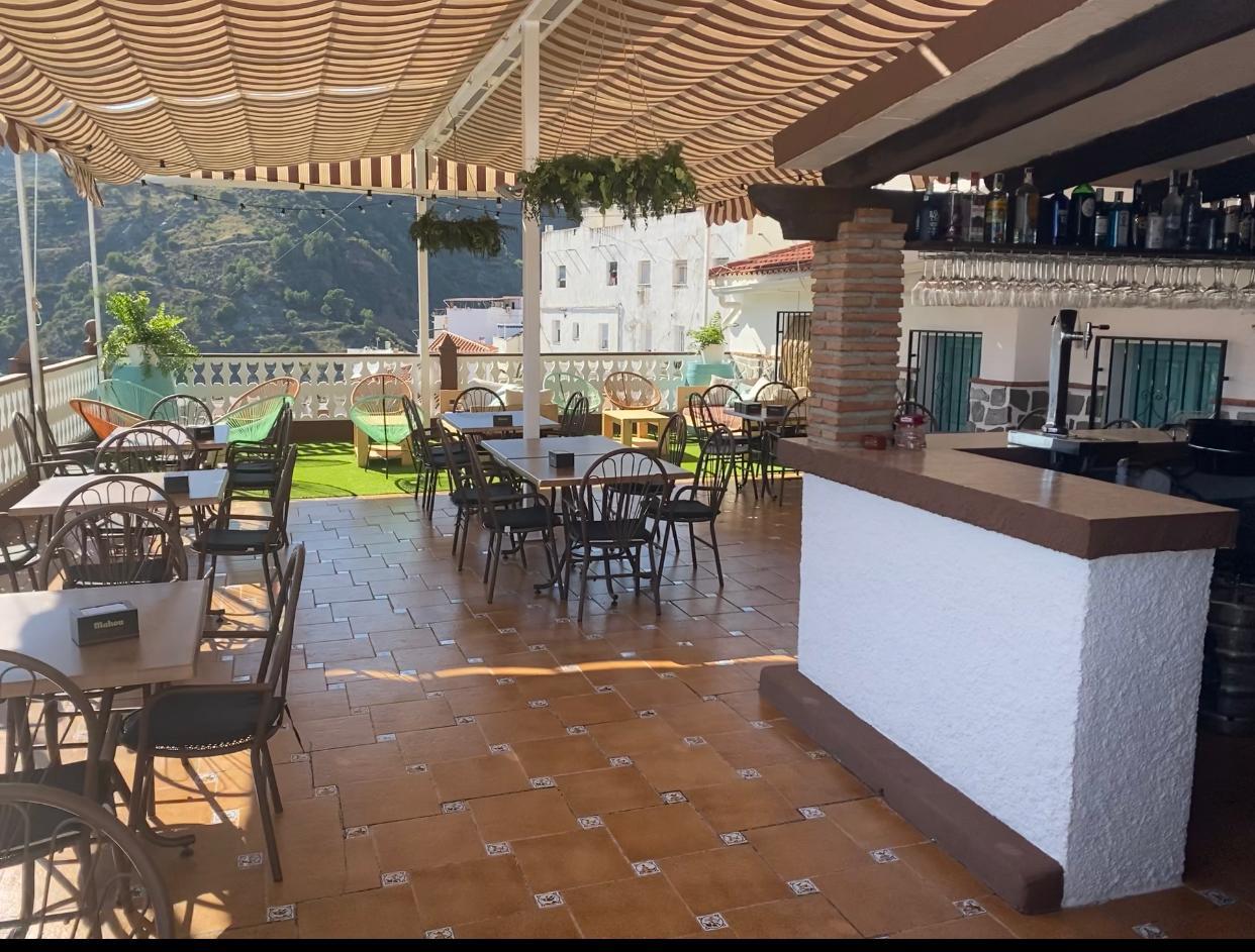 Se vende restaurante en Otivar  junto con una amplia vivienda .