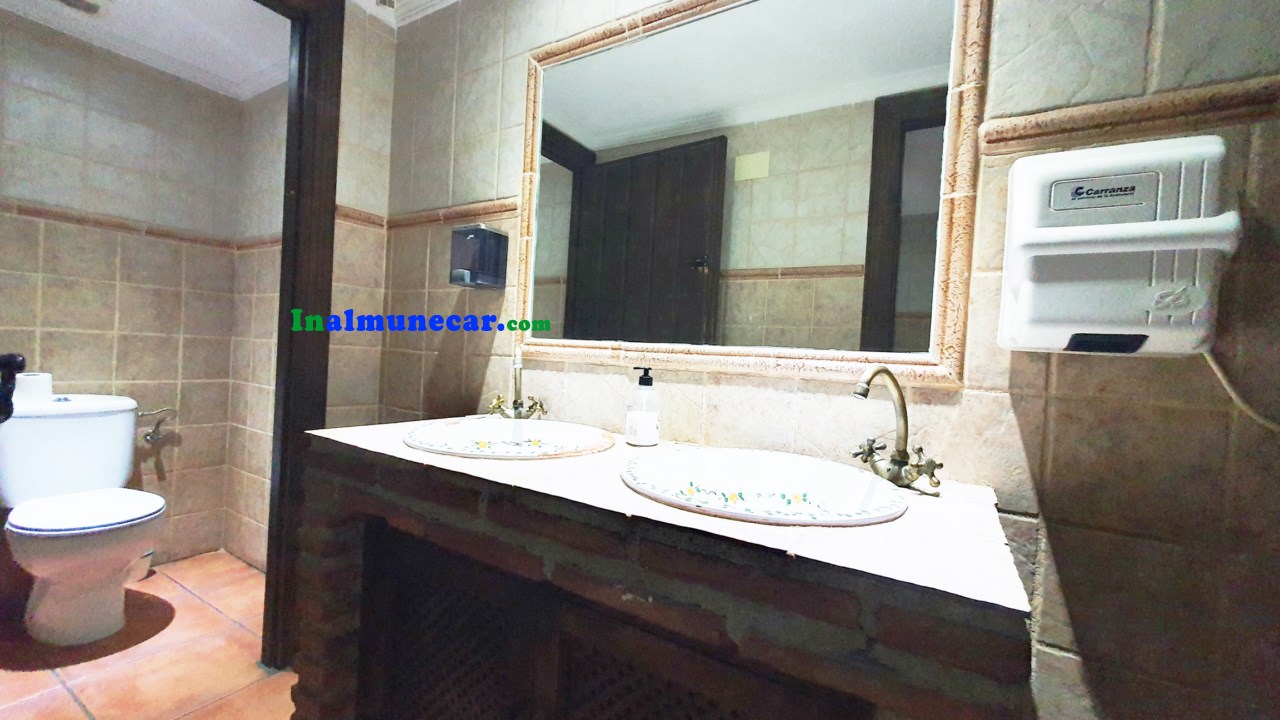 Se vende restaurante en Otivar  junto con una amplia vivienda .