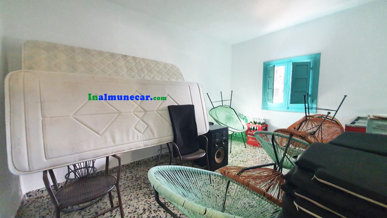 Se vende restaurante en Otivar  junto con una amplia vivienda .