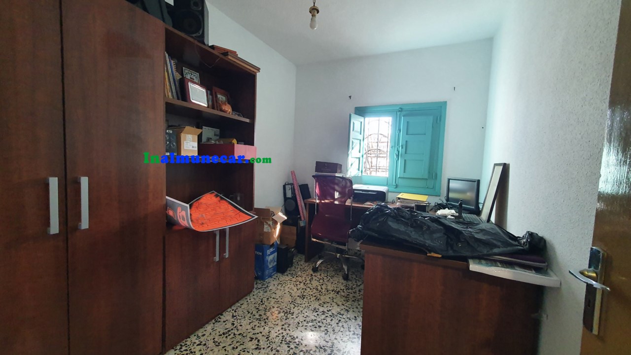 Se vende restaurante en Otivar  junto con una amplia vivienda .