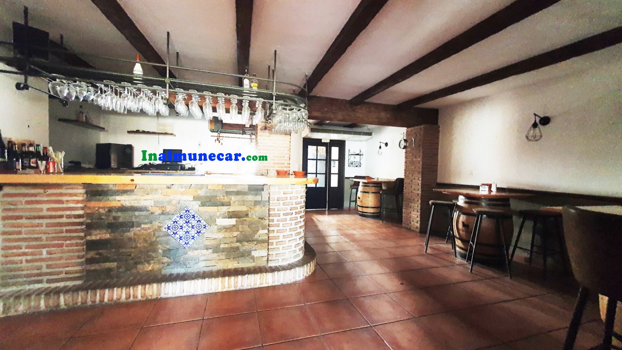 Se vende restaurante en Otivar  junto con una amplia vivienda .