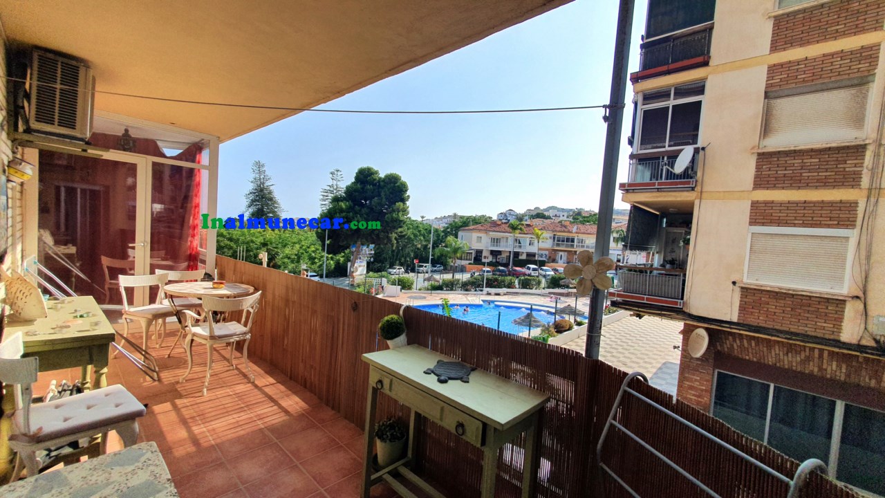 Fantastisk lägenhet till salu i urbanisering med pool och parkering