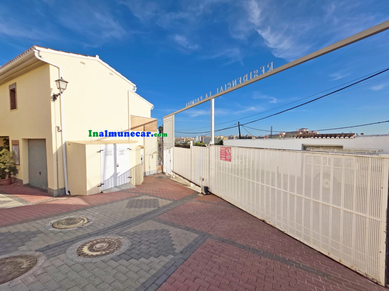 Casa adosada en venta en Almuñécar con terraza y 2 cocheras